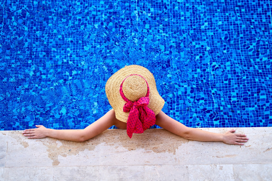 détente à la piscine camping 4 etoiles corse avec parc aquatique 